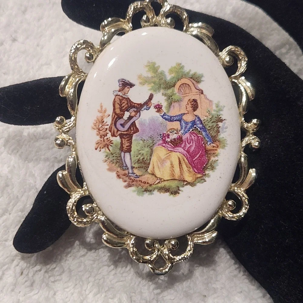 Vintage Fragonard Style Courting Couple Oval Brooch Gold Tone Filigree‎ Frame